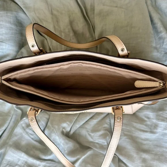 Michael Kors Large Beige Voyager Tote Bag with Built-In Laptop Sleeve - Picture 4 of 5